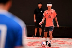 拜仁世界队与上海盲人足球队展开交流训练,双方互赠球衣热情互动